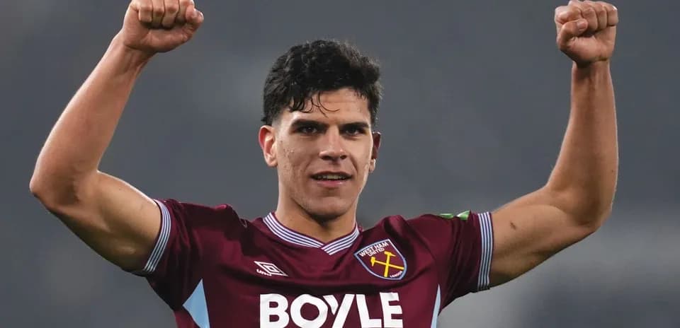 Jugador de West Ham United levantando los brazos