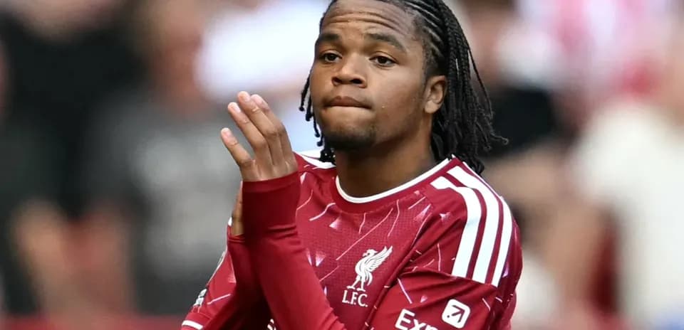 Jugador aplaudiendo con camiseta del Liverpool