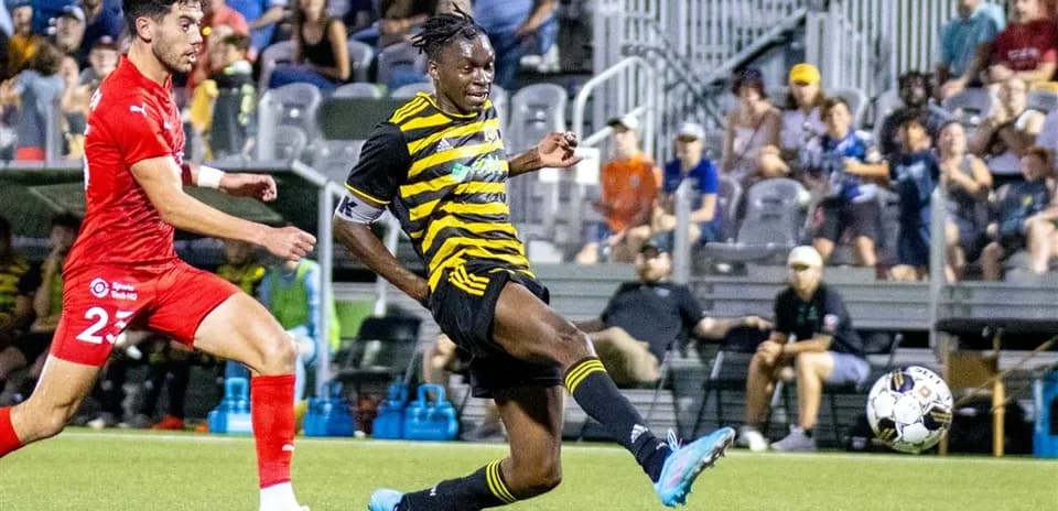 Jugador de Pittsburgh Riverhounds golpeando el balón