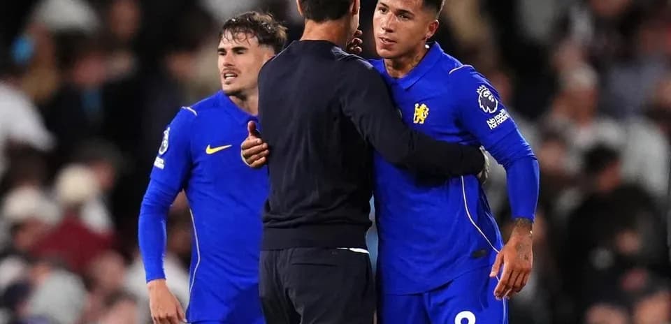 Jugadores de Chelsea abrazándose tras el partido