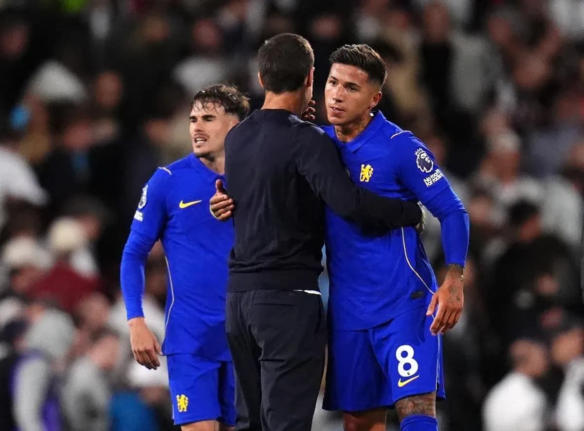 Jugadores de Chelsea abrazándose tras el partido