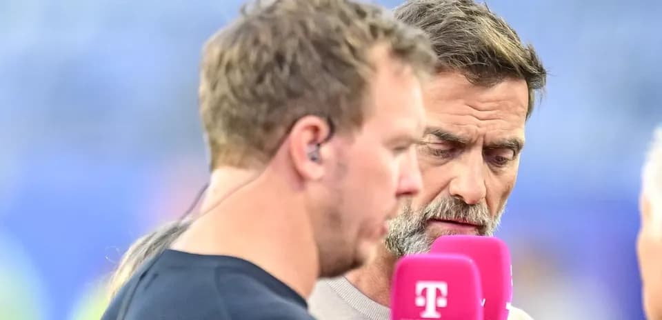 Dos comentaristas en entrevista antes del partido