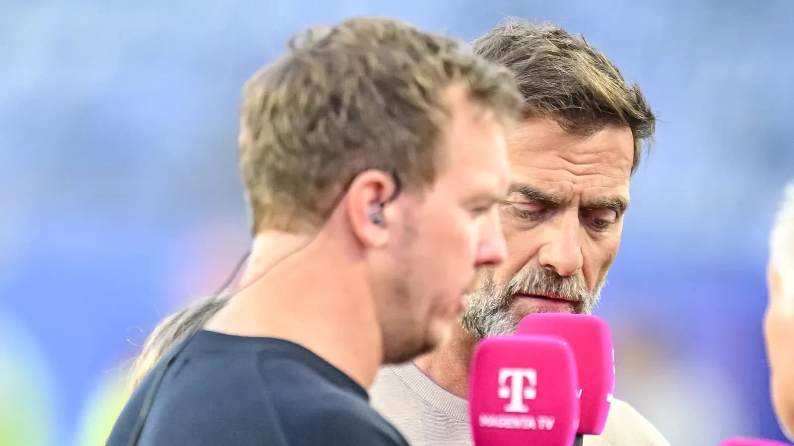 Dos comentaristas en entrevista antes del partido