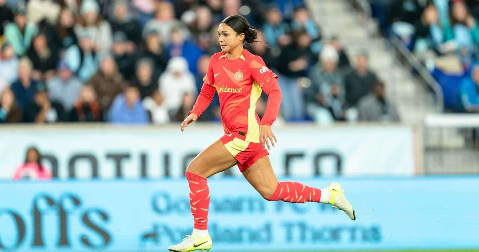 Jugadora corriendo en partido de fútbol