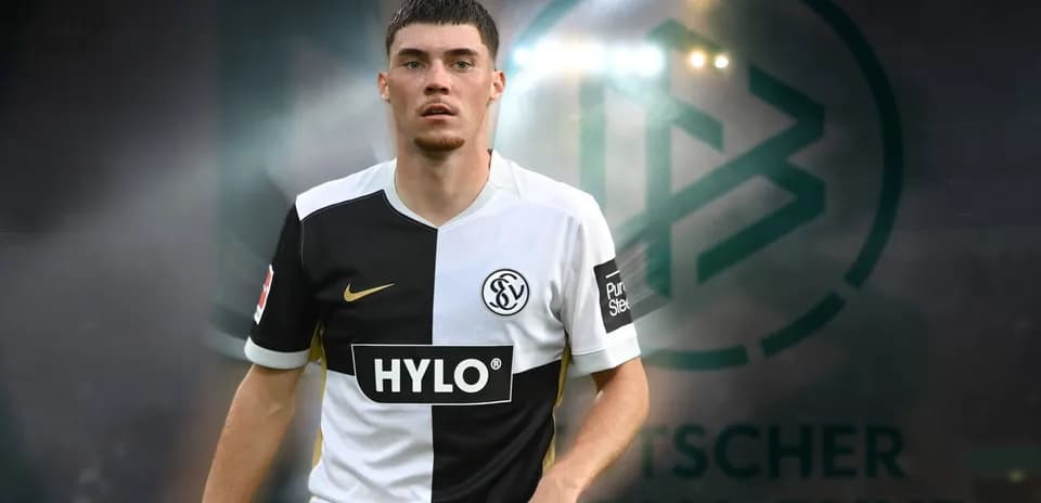 Jugador de fútbol con camiseta blanca y negra