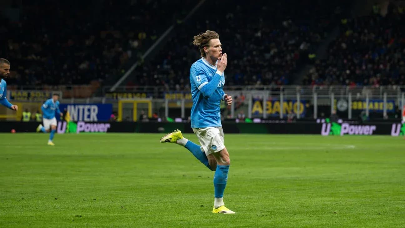 Jugador de Napoli corriendo en el campo
