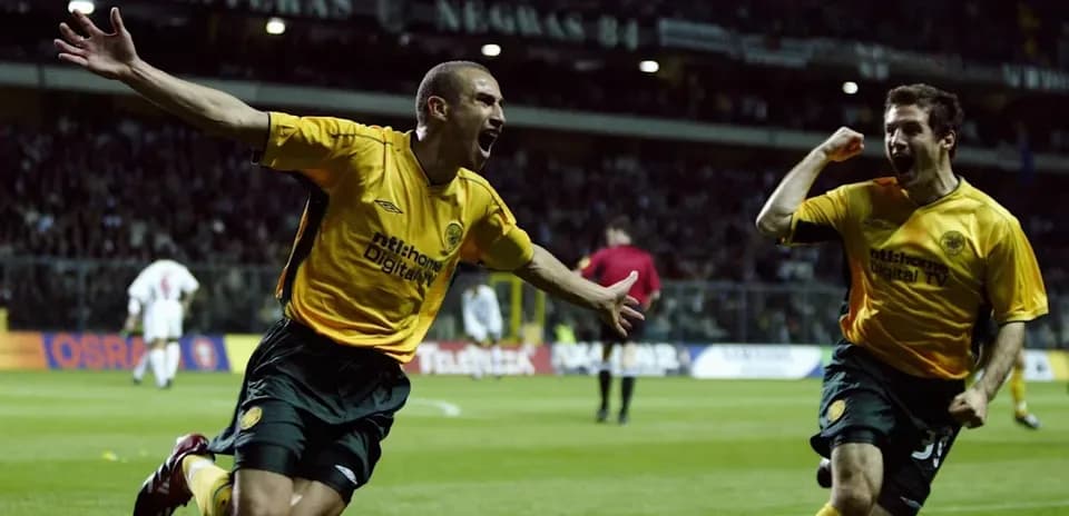 Jugadores celebrando un gol en el campo de fútbol