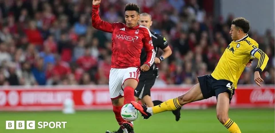 Jugador de Nottingham Forest deslizándose para evitar falta
