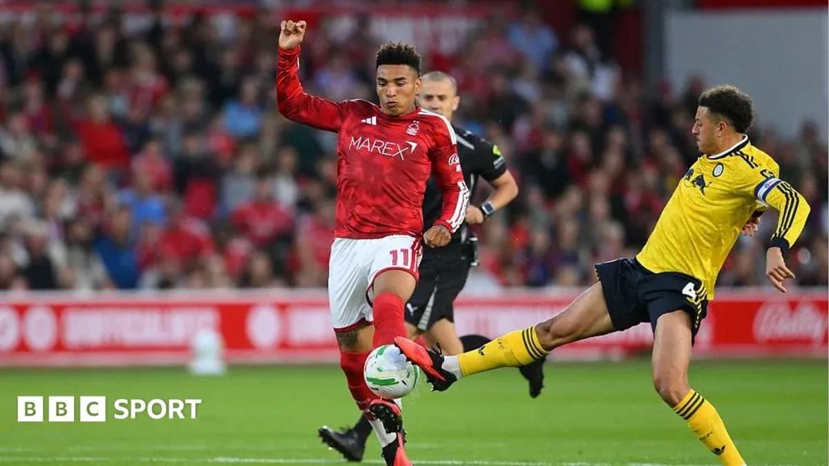 Jugador de Nottingham Forest deslizándose para evitar falta