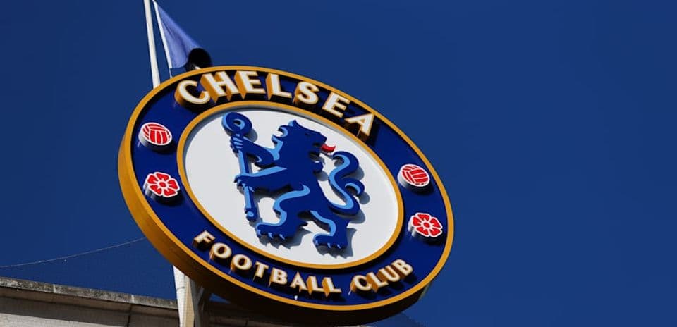 Escudo del Chelsea Football Club contra fondo azul