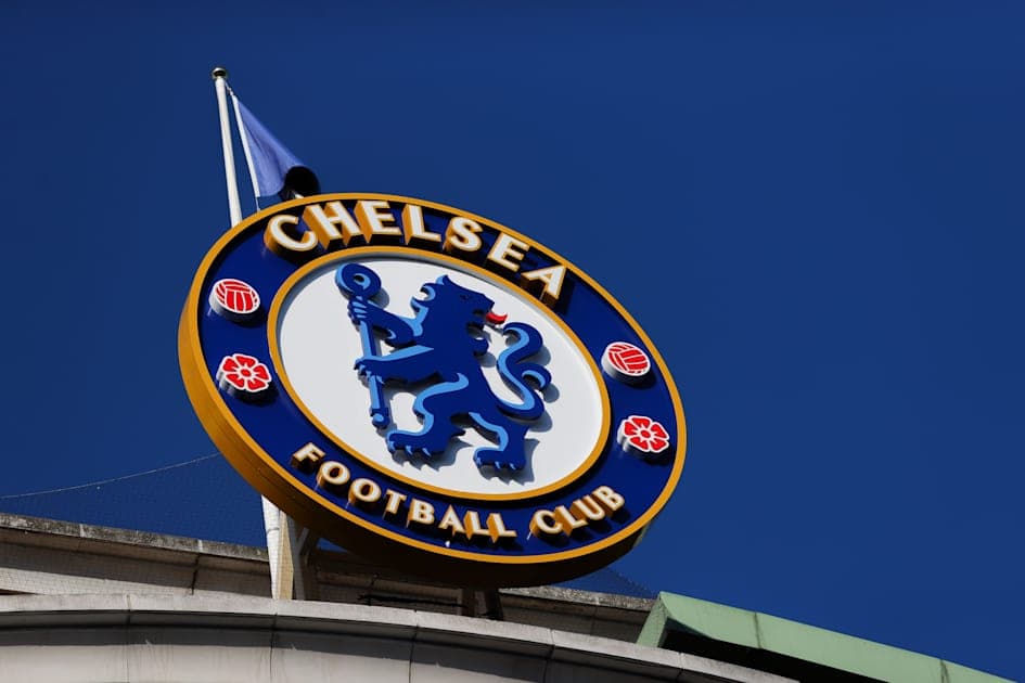 Escudo del Chelsea Football Club contra fondo azul