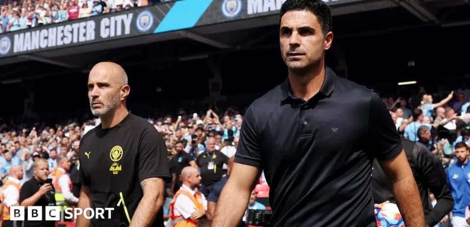 Entrenadores caminando hacia el campo en Manchester City