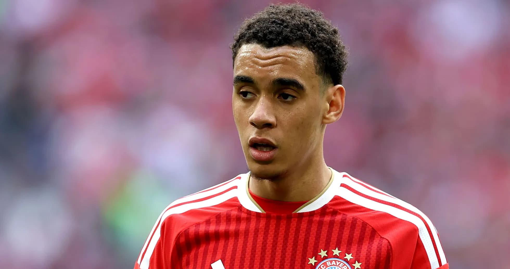 Jugador de Bayern Múnich en camiseta roja durante partido