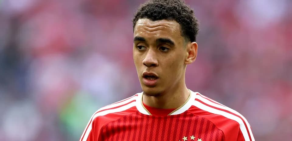 Jugador de Bayern Múnich en camiseta roja durante partido