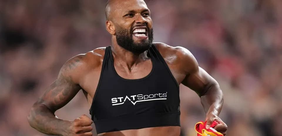 Atleta celebrando con camiseta en mano durante competición