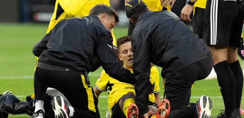 Jugador de Borussia Dortmund siendo atendido por médicos