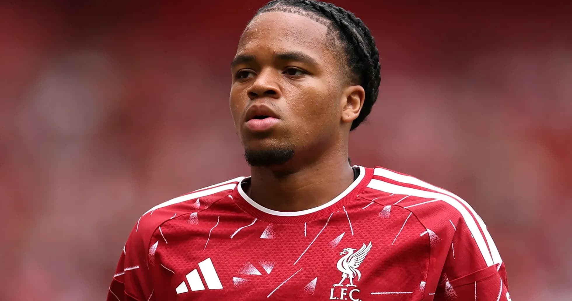 Jugador de Liverpool en camiseta roja durante el partido