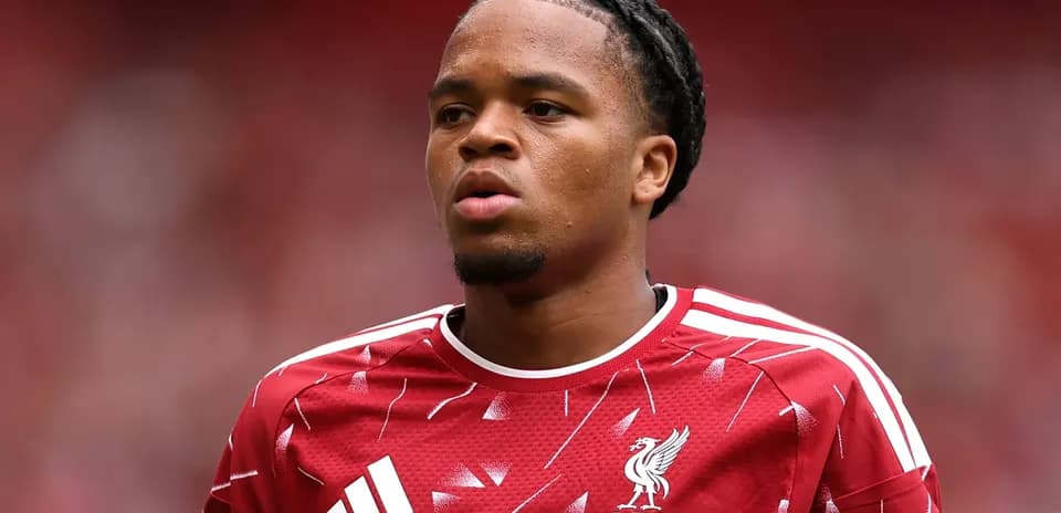 Jugador de Liverpool en camiseta roja durante el partido