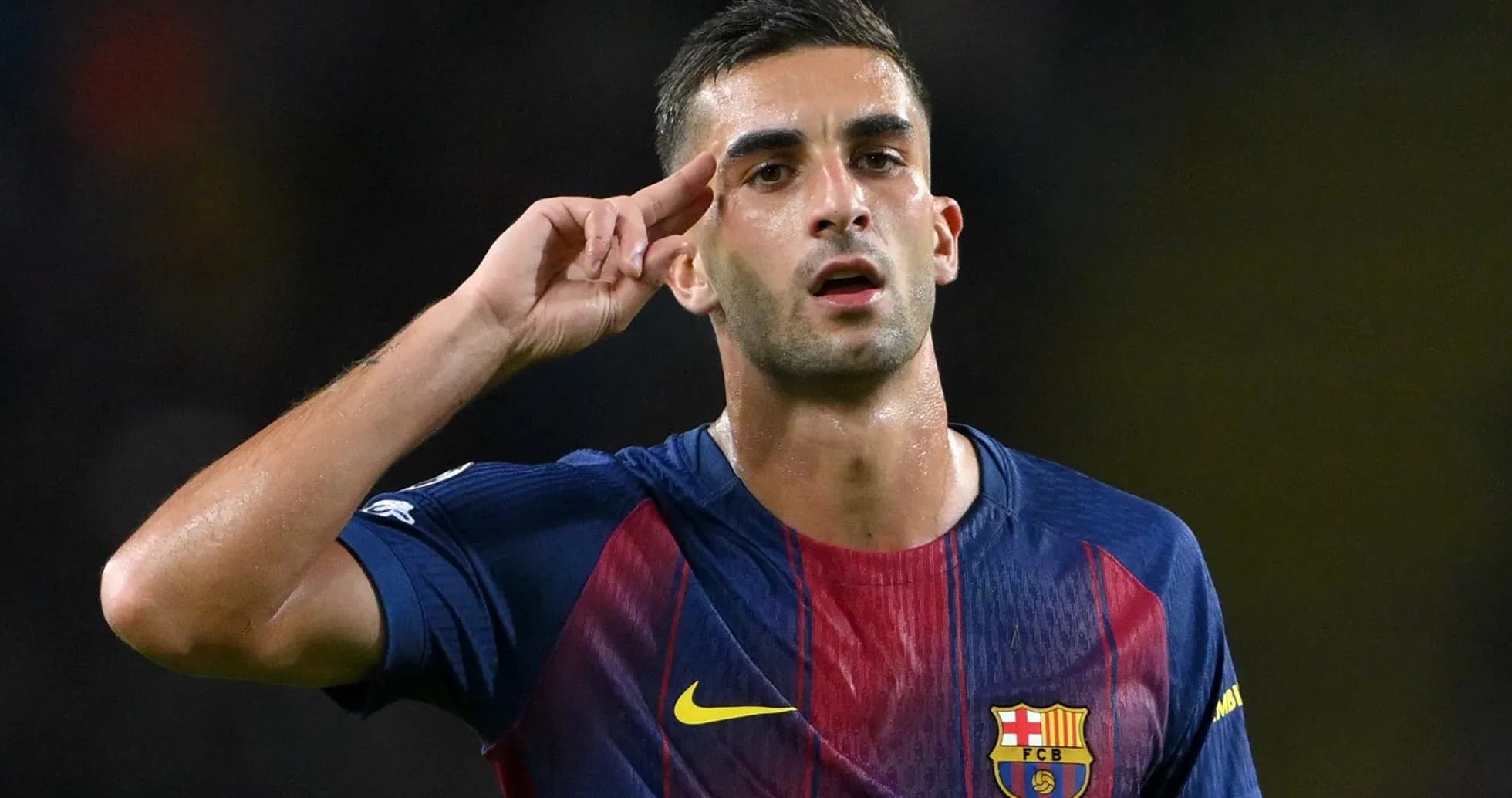 Jugador de FC Barcelona saludando tras marcar gol
