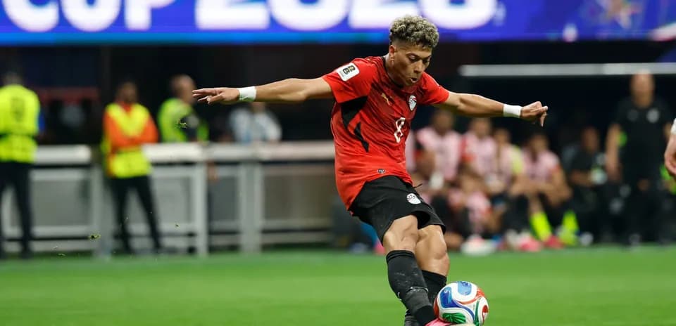 Jugador de Egipto pateando el balón en el partido