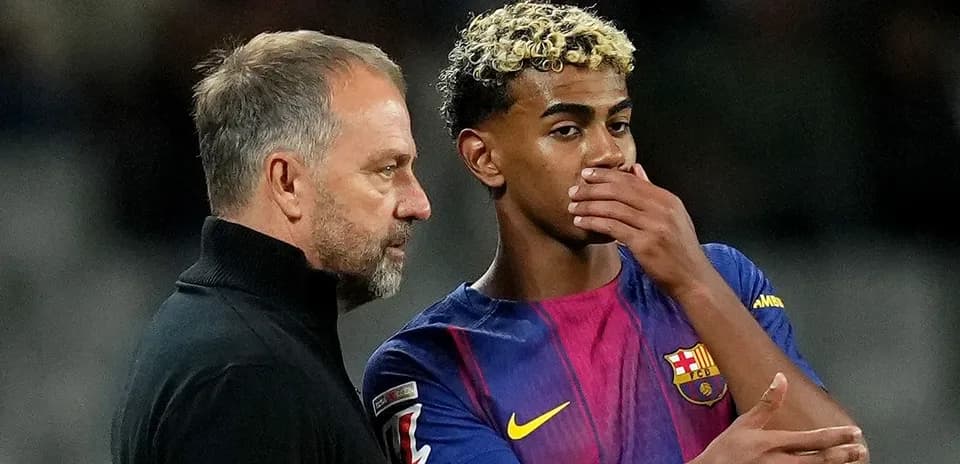 Entrenador conversando con jugador de Barcelona en partido