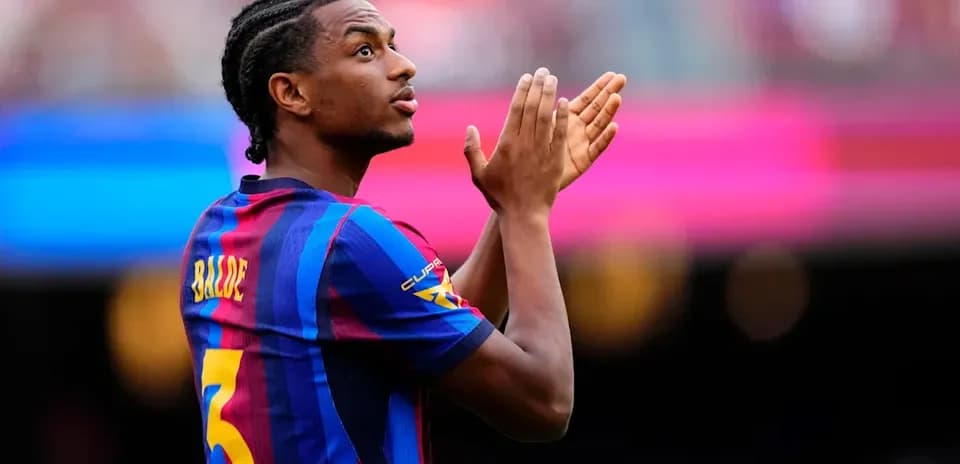 Jugador de Barcelona aplaudiendo en el campo