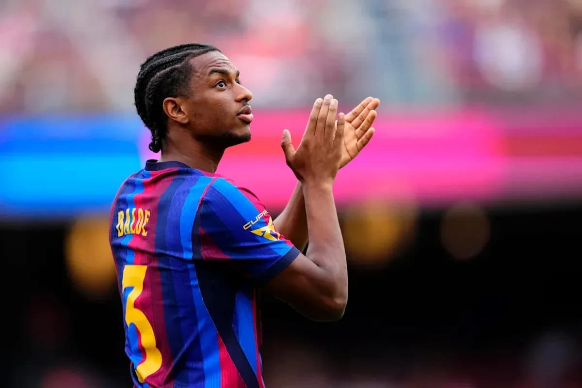 Jugador de Barcelona aplaudiendo en el campo