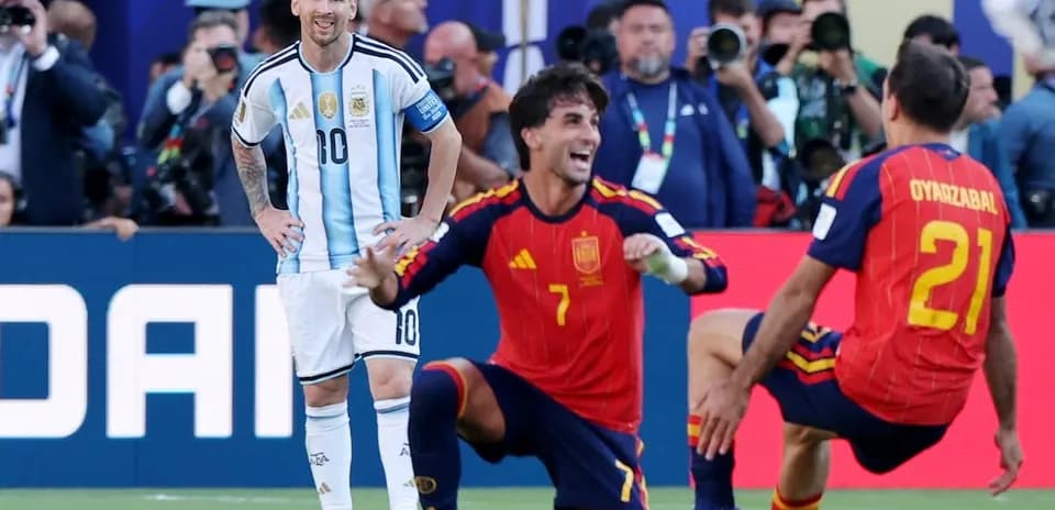 Lionel Messi sonriendo durante un partido contra España