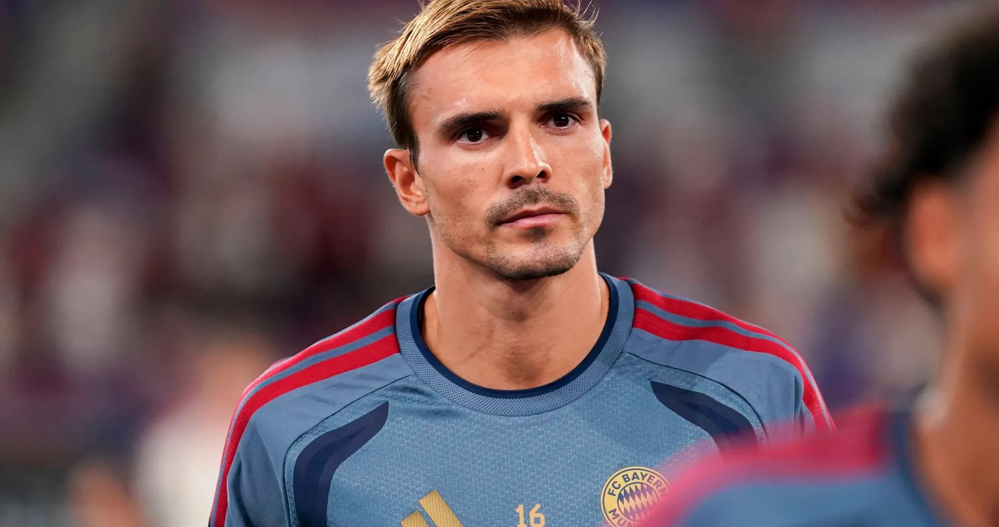 Jugador de Bayern Múnich en uniforme de calentamiento
