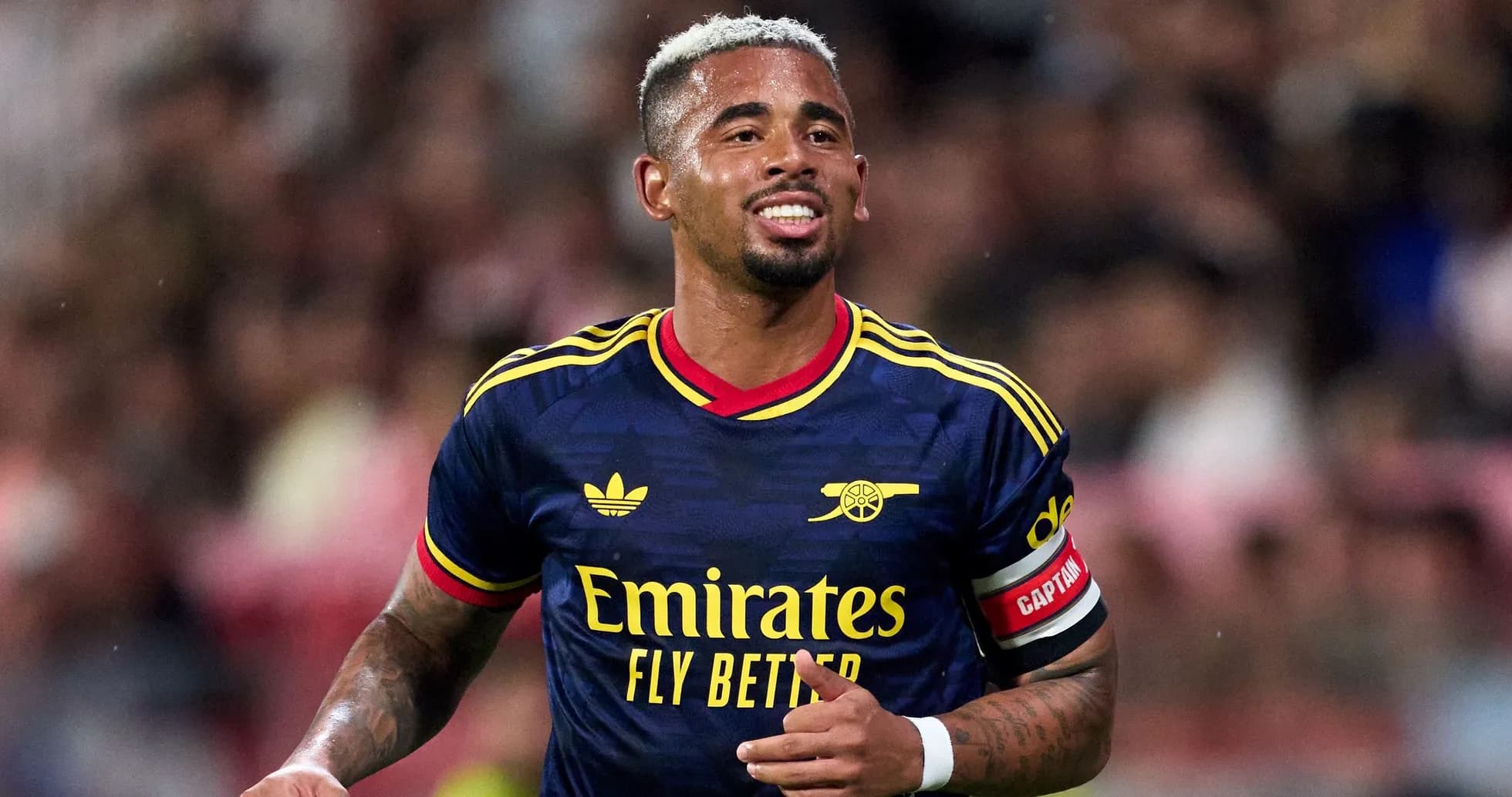 Jugador de Arsenal con camiseta de capitán sonriendo