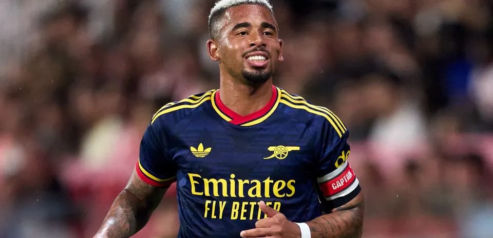 Jugador de Arsenal con camiseta de capitán sonriendo