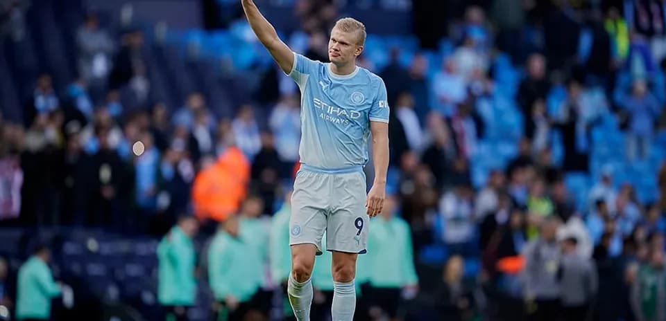 Jugador saludando a la afición tras el partido