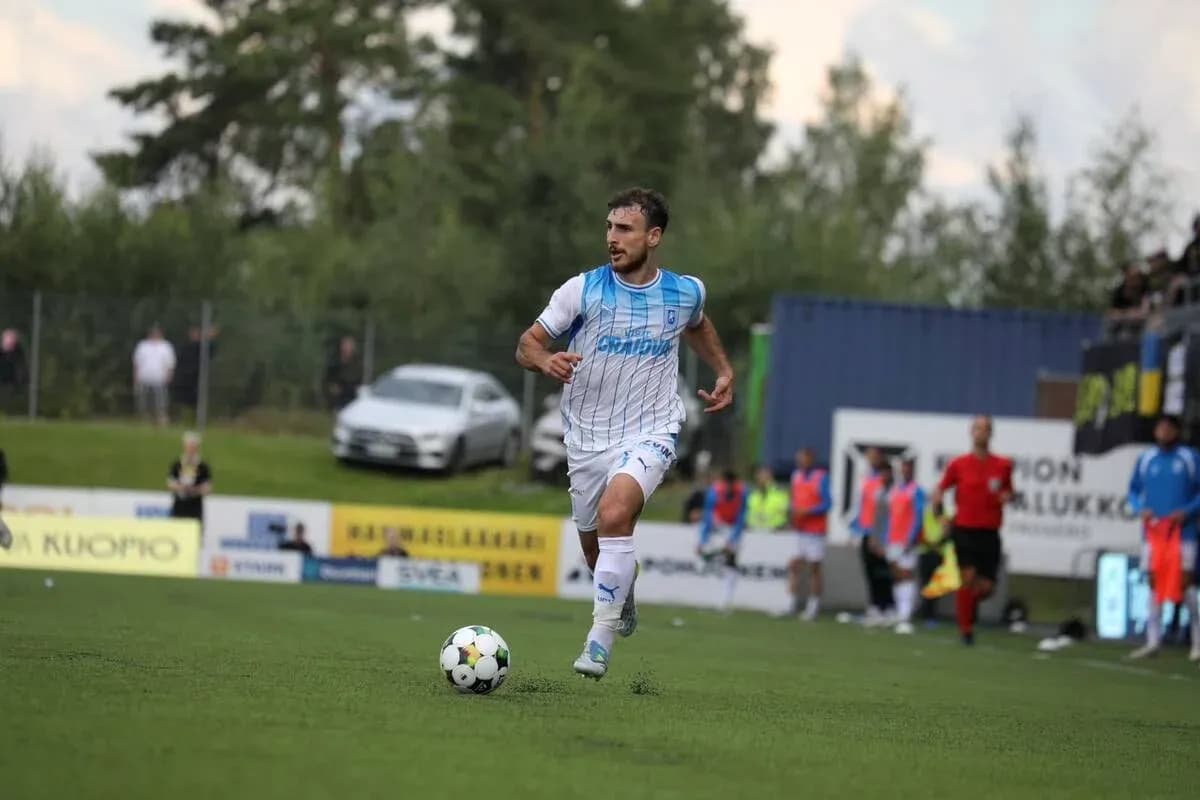 Jugador corriendo con el balón en el campo