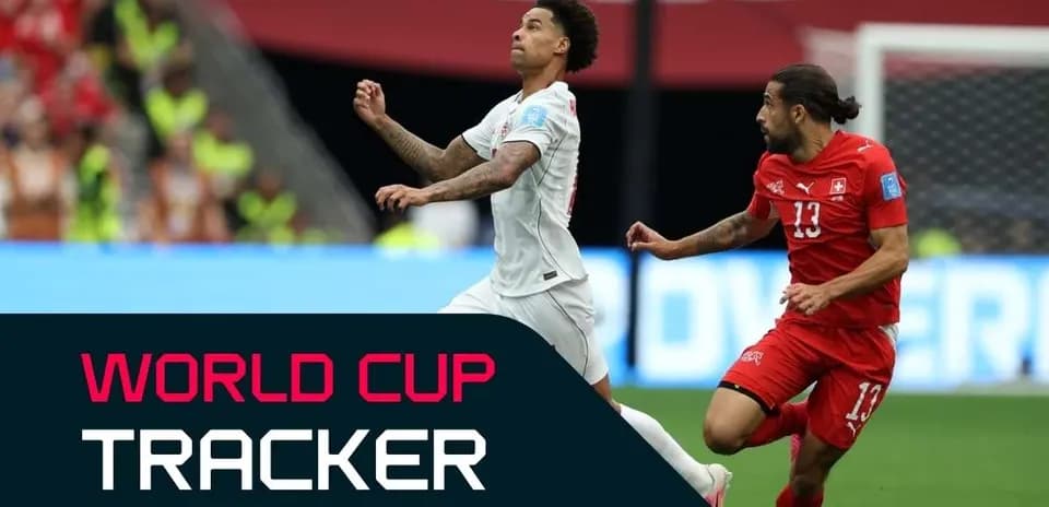 Jugador controlando el balón en partido de fútbol