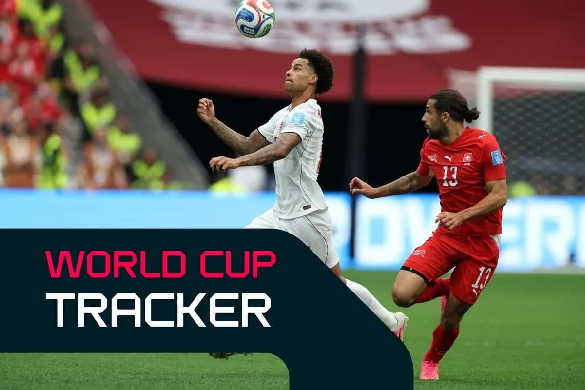 Jugador controlando el balón en partido de fútbol