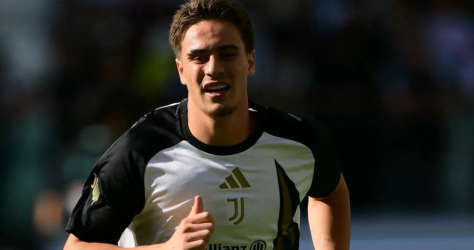 Jugador de Juventus corriendo en la cancha