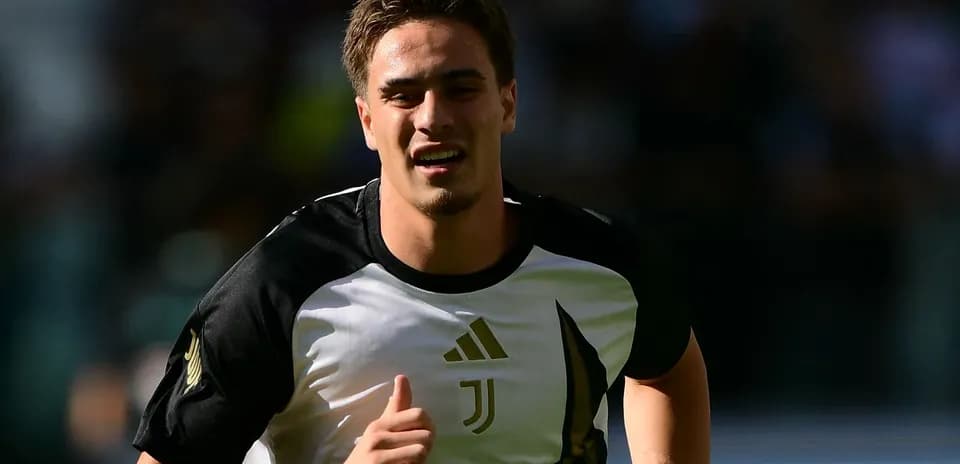 Jugador de Juventus corriendo en la cancha