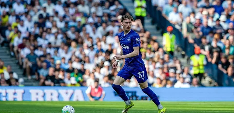 Jugador de Everton corriendo con balón en el campo