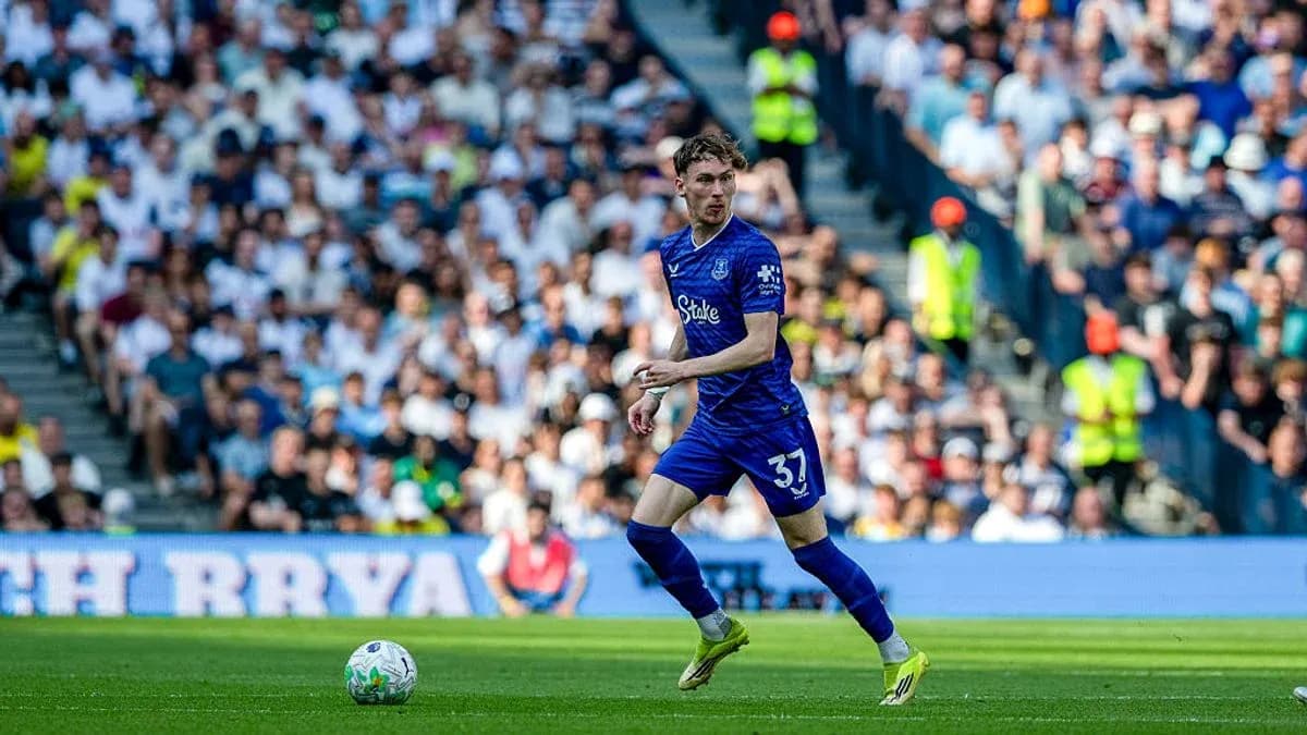 Jugador de Everton corriendo con balón en el campo
