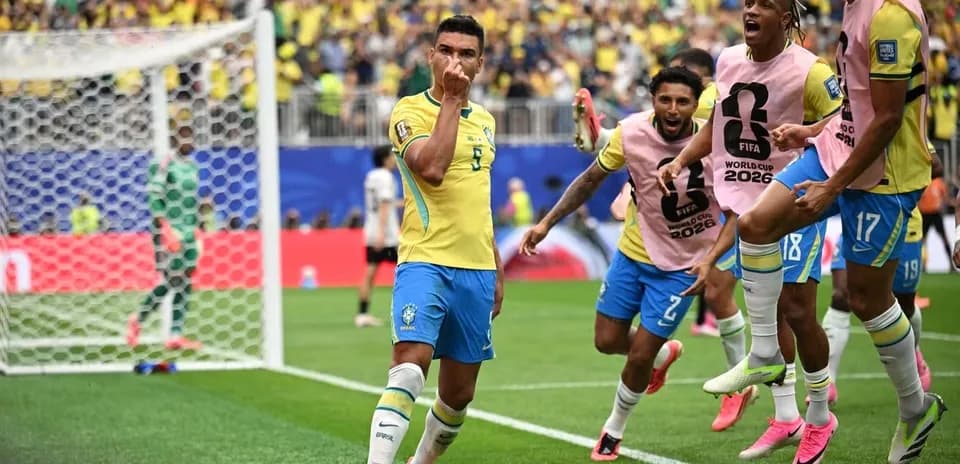 Jugadores de Brasil celebrando un gol en el Mundial