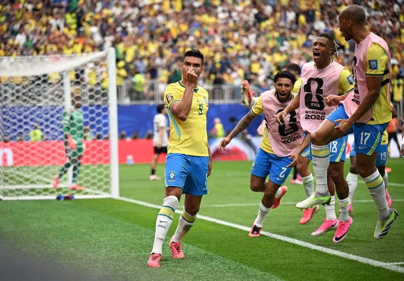 Jugadores de Brasil celebrando un gol en el Mundial