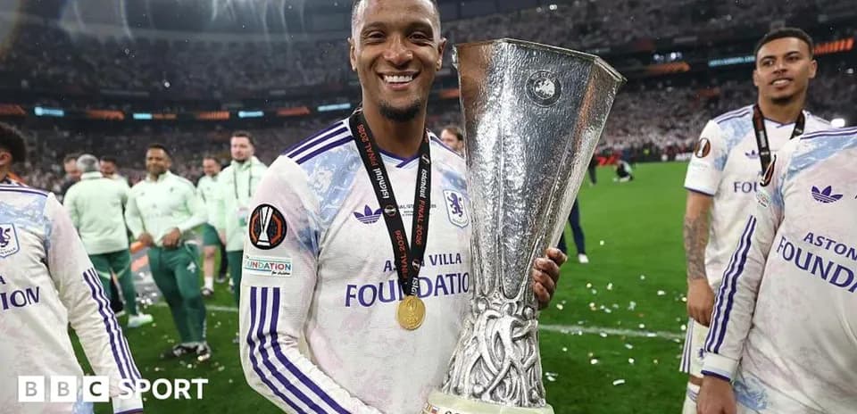Jugador sosteniendo trofeo de la UEFA Europa League