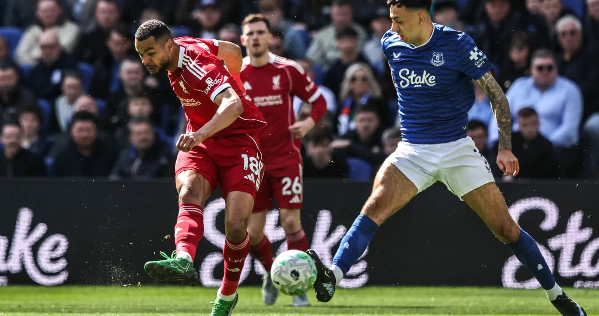 Jugador de Liverpool driblando a un defensor de Everton