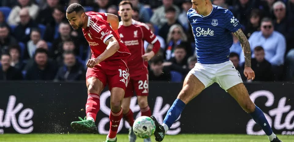 Jugador de Liverpool driblando a un defensor de Everton