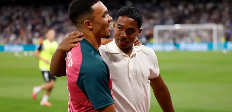 Dos jugadores saludándose en el campo de fútbol
