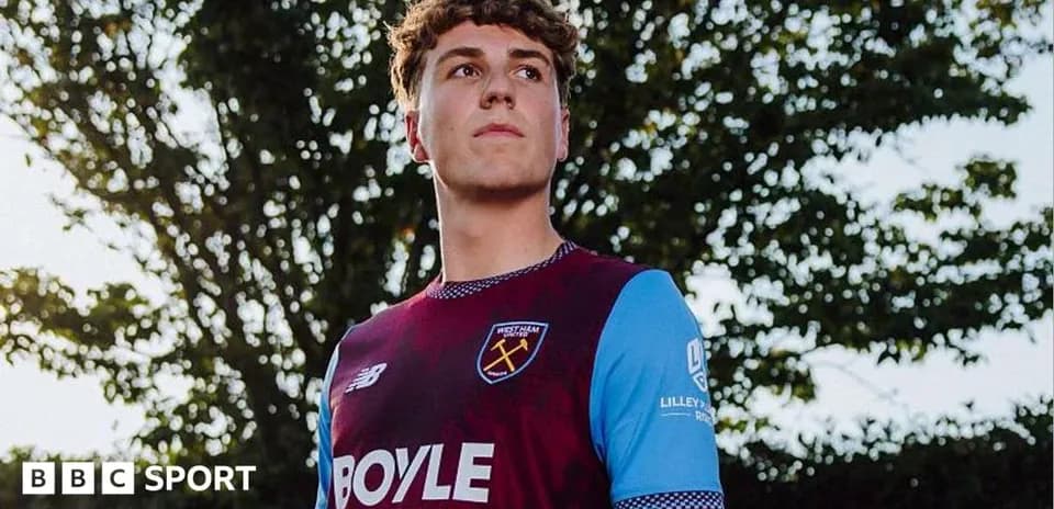 Jugador de West Ham posando con camiseta del equipo