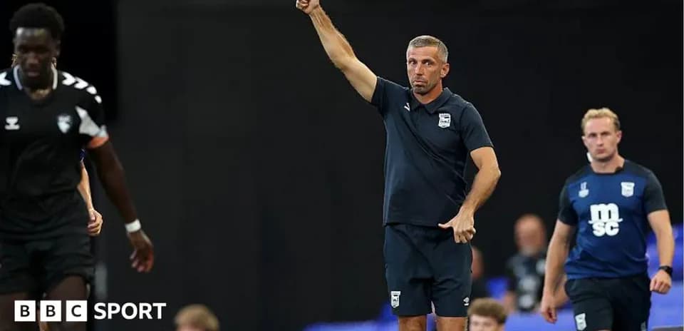 Entrenador dando instrucciones durante el partido