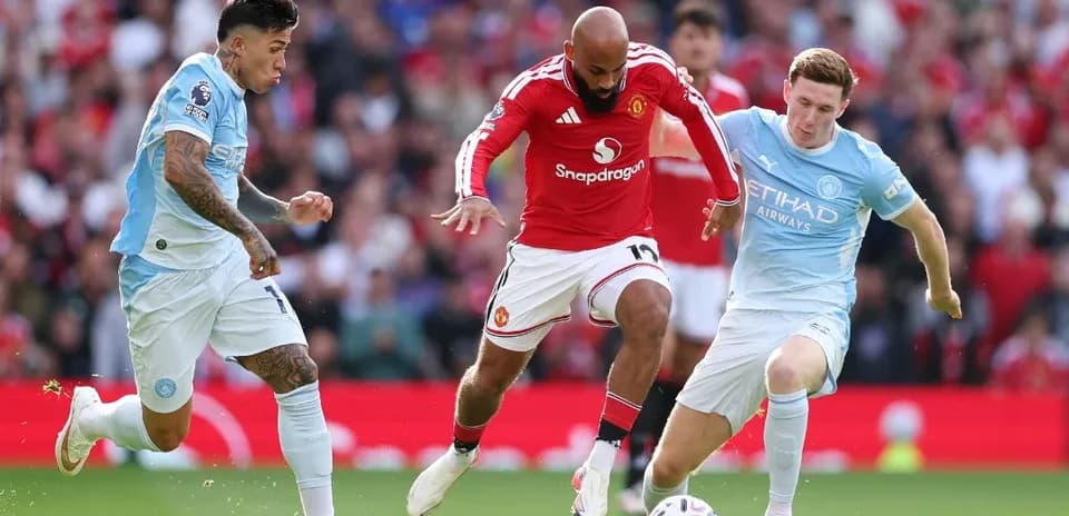 Jugadores de Manchester United y Manchester City en acción