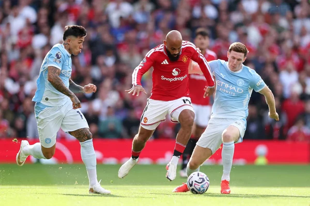 Jugadores de Manchester United y Manchester City en acción