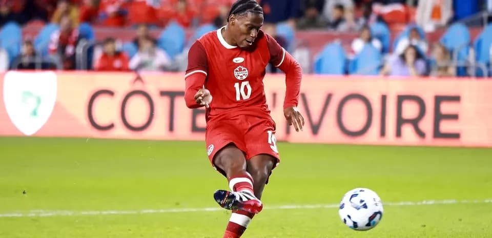 Jugador de Canadá pateando un balón durante el partido